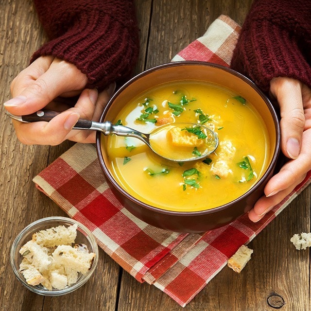 將活力養生感注入暖呼呼的冬日沙拉湯品