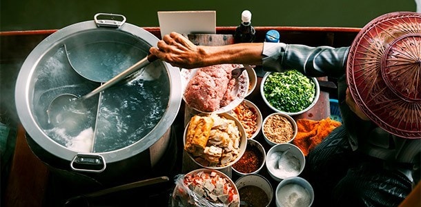 船麵起源於水上人家,攤家直接在船上烹煮,風味特殊。 船麵起源於水上人家,攤家直接在船上烹煮,風味特殊。