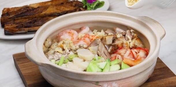 「櫻花鮪魚脆米泡飯」延伸自潮州菜的泡飯,改變湯飯料理技法。 「櫻花鮪魚脆米泡飯」延伸自潮州菜的泡飯,改變湯飯料理技法。