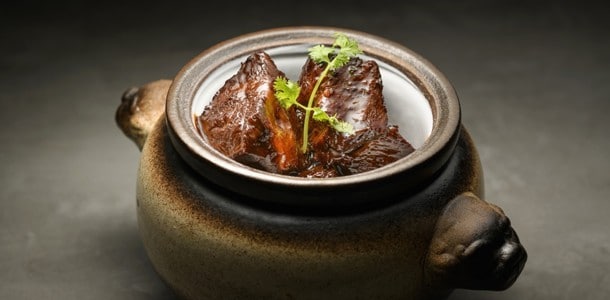 「文火炆牛肉」也是調整烹飪手法的創意菜色。 「文火炆牛肉」也是調整烹飪手法的創意菜色。