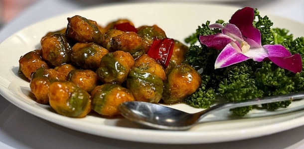 「人和園餐廳」的功夫菜豇豆釀百花,獲得眾多饕客喜愛。 「人和園餐廳」的功夫菜豇豆釀百花,獲得眾多饕客喜愛。