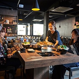 2. 鼓勵外場員工與客人互動 2. 鼓勵外場員工與客人互動