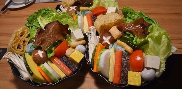 色彩豐富的菜盤、當季新鮮的食材,相較於冷凍火鍋料更受消費者喜愛。 色彩豐富的菜盤、當季新鮮的食材,相較於冷凍火鍋料更受消費者喜愛。