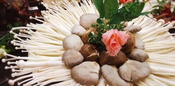 將不同的菇類變化成一大盤菊花,吸晴度滿點。 將不同的菇類變化成一大盤菊花,吸晴度滿點。