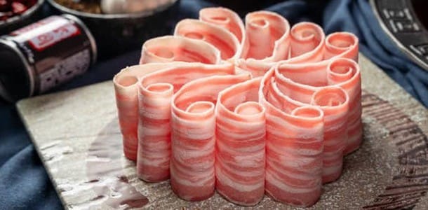 火鍋肉盤在擺盤上需考慮肉品的厚度、切片後的型態及解凍度。 火鍋肉盤在擺盤上需考慮肉品的厚度、切片後的型態及解凍度。