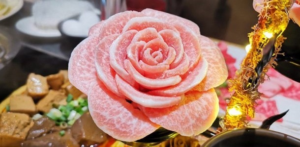好食多涮涮屋的「花好肉緣」利用松阪豬肉排成玫瑰花狀。 好食多涮涮屋的「花好肉緣」利用松阪豬肉排成玫瑰花狀。