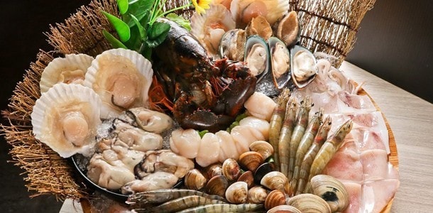魚蝦蟹貝滿盆的澎湃海鮮盤一定要展現其豪華感。 魚蝦蟹貝滿盆的澎湃海鮮盤一定要展現其豪華感。