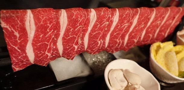 「這一鍋皇室祕藏鍋物」把牛肉片掛在肉架上,再噴灑乾冰增加視覺效果。 「這一鍋皇室祕藏鍋物」把牛肉片掛在肉架上,再噴灑乾冰增加視覺效果。
