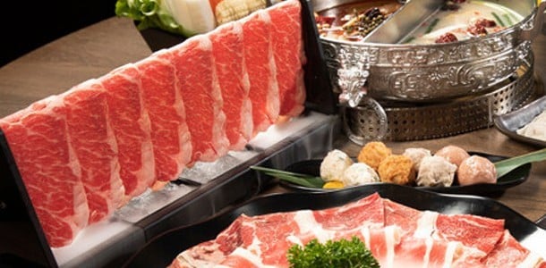 「這一鍋皇室祕藏鍋物」把牛肉片掛在肉架上,再噴灑乾冰增加視覺效果。 「這一鍋皇室祕藏鍋物」把牛肉片掛在肉架上,再噴灑乾冰增加視覺效果。