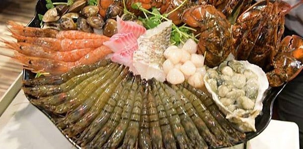 ▲魚蝦蟹貝滿盆的澎湃海鮮盤,一定是店內招牌,從菜單的照片到出餐的擺盤,一定要展現其豪華感。 ▲魚蝦蟹貝滿盆的澎湃海鮮盤,一定是店內招牌,從菜單的照片到出餐的擺盤,一定要展現其豪華感。
