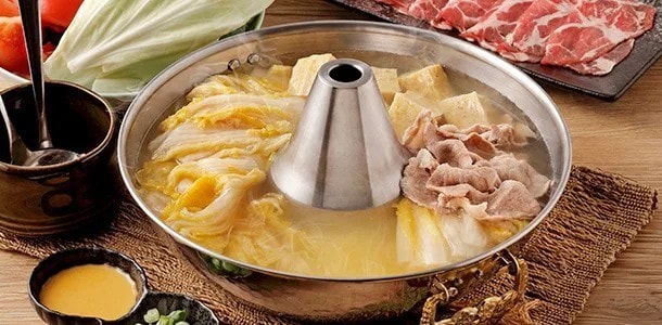 兼具清爽酸香與Q彈白肉的口感,酸辣白肉鍋是食客們四季皆愛的餐桌美食。 兼具清爽酸香與Q彈白肉的口感,酸辣白肉鍋是食客們四季皆愛的餐桌美食。