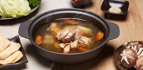 麻油雞是秋冬食補首選,也是熱門火鍋湯底選擇。 麻油雞是秋冬食補首選,也是熱門火鍋湯底選擇。