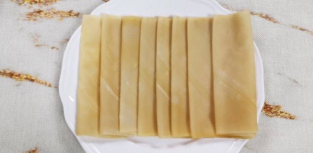 千張豆腐紙薄可透光,呈盤上桌特色十足。 千張豆腐紙薄可透光,呈盤上桌特色十足。