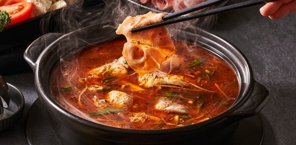 川味水煮魚鍋,充分發揮辣椒的香麻燙的特色。 川味水煮魚鍋,充分發揮辣椒的香麻燙的特色。