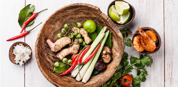 南薑、香茅、青檸、辣椒等香料,是泰式酸辣鍋的重要食材。 南薑、香茅、青檸、辣椒等香料,是泰式酸辣鍋的重要食材。