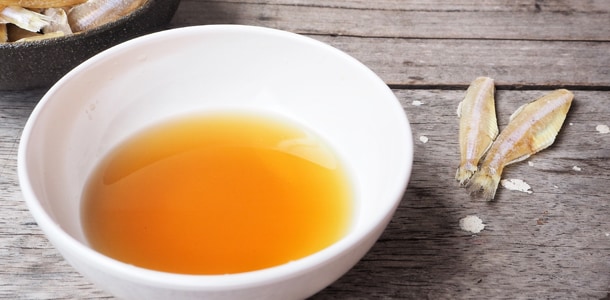 魚露為東南亞菜餚中常用的調味料之一,色澤為清澈琥珀色。 魚露為東南亞菜餚中常用的調味料之一,色澤為清澈琥珀色。