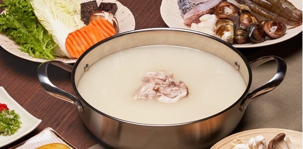 韓式人蔘糯米雞是滋補養氣的料理。 韓式人蔘糯米雞是滋補養氣的料理。