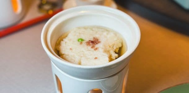 以雞蓉、蝦蓉、豬肉與荸薺蒸製的「酸菜胡豆雞淖」，質地如白玉般細緻。（攝影：李佳芳）