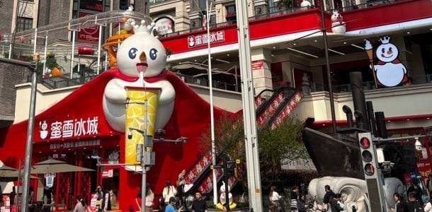 茶飲品牌「蜜雪冰城」以優惠活動引發話題，再進一步滾動消費，切中了年輕世代消費趨勢。