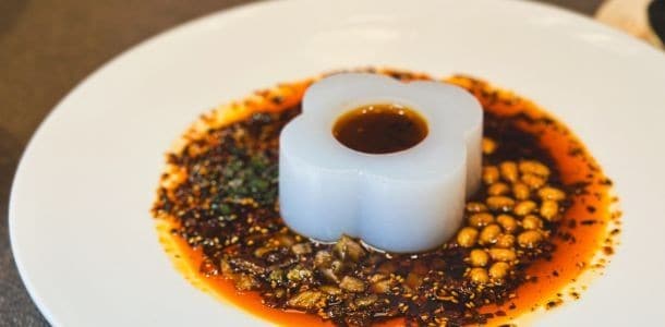 結合酸甜辣和滑溜爆珠口感的涼菜「四季川北涼粉」，翻轉川菜既定印象。（攝影：李佳芳）