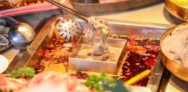 牛油紅鍋加上中間牛油菌湯的吃法，能迎合來自不同地域與國度的消費者。