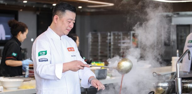 康寶專業餐飲成都研發廚房與業者共同根據市場動向開發新品。