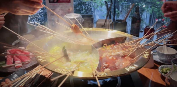 「撸串」文化來襲,各式食材串在竹籤上,以麻辣湯涮煮,帶來另類的用餐樂趣。 「撸串」文化來襲,各式食材串在竹籤上,以麻辣湯涮煮,帶來另類的用餐樂趣。