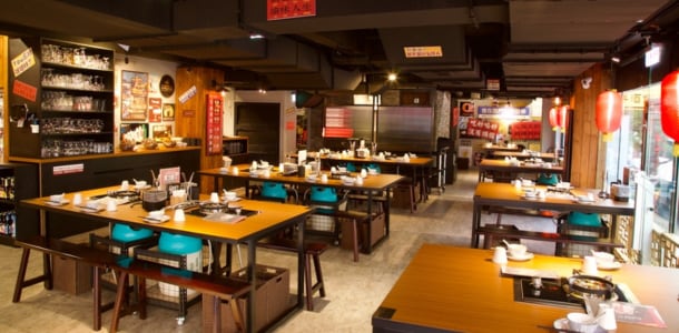 ABV 創辦人 Camilo 選址在熱鬧的西門町,復刻重慶街頭的美食文化與魅力。 ABV 創辦人 Camilo 選址在熱鬧的西門町,復刻重慶街頭的美食文化與魅力。