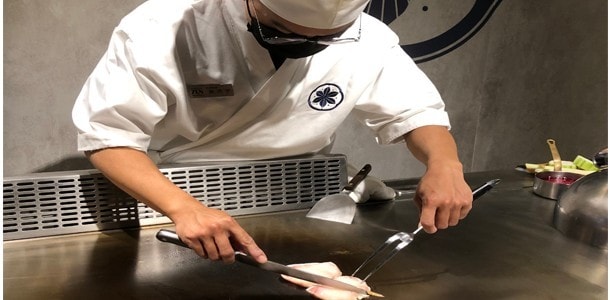 鐵板燒品牌「明水然‧樂」主打無菜單料理,集團甚至會安排師傅與國外廚師交流取經。(樂多多餐飲集團提供) 鐵板燒品牌「明水然‧樂」主打無菜單料理,集團甚至會安排師傅與國外廚師交流取經。(樂多多餐飲集團提供)