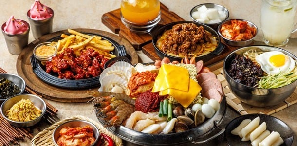 樂多多集團除了肉多多與狂一鍋外,還有辛韓道、追樂、幸福搖搖與明水然•樂等數個風格各異的連鎖餐飲品牌。(樂多多餐飲集團提供) 樂多多集團除了肉多多與狂一鍋外,還有辛韓道、追樂、幸福搖搖與明水然•樂等數個風格各異的連鎖餐飲品牌。(樂多多餐飲集團提供)