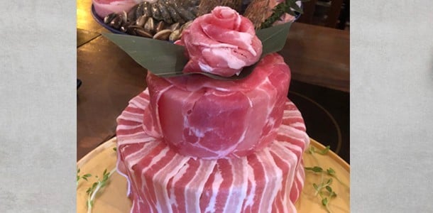 肉多多火鍋推出適合各種慶祝時機的「浮誇肉蛋糕」,藉此衝高討論度。(樂多多餐飲集團提供) 肉多多火鍋推出適合各種慶祝時機的「浮誇肉蛋糕」,藉此衝高討論度。(樂多多餐飲集團提供)