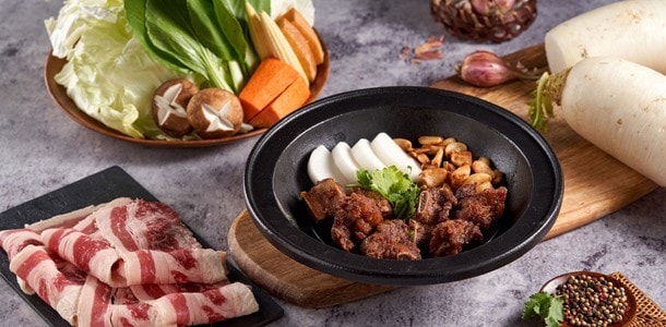 街邊小吃排骨酥沒想到與火鍋結合後能吸附滿滿湯汁,肉質也更加軟嫩可口。 街邊小吃排骨酥沒想到與火鍋結合後能吸附滿滿湯汁,肉質也更加軟嫩可口。