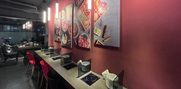 紅九九設有大量單人吧台區，以「面壁式設計」營造個人用餐的安靜氛圍。