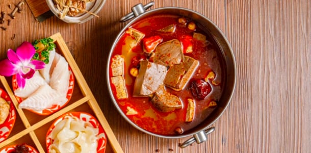 紅九九的麻辣湯底以四川學得的配方加以改良，香氣濃郁卻不厚重，整套吃完也不覺負擔。