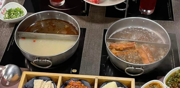  紅九九特製小型的鴛鴦鍋具，將傳統共鍋的經驗轉化為更個人化的用餐模式，並讓一人用餐的客戶也能享受兩種湯底。