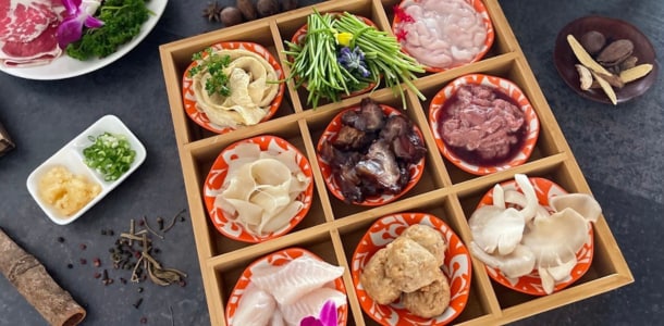 三宮格、九宮格式的套餐讓顧客可自由組合食材，一人用餐的客人能不被限制，享受多樣化食材的火鍋體驗。
