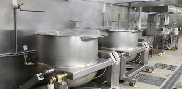 中央工廠以完善流程,供應老四川集團餐飲及線上產品的製作。 (照片提供:老四川) 中央工廠以完善流程,供應老四川集團餐飲及線上產品的製作。 (照片提供:老四川)
