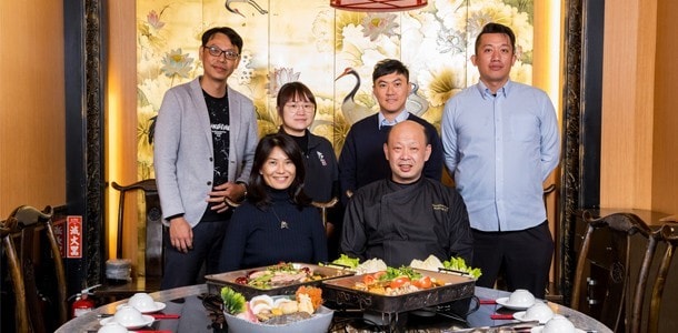 老四川巴蜀麻辣燙創辦人陳淑萍(前左)、主廚李龍翔(前右)及經營團隊。 老四川巴蜀麻辣燙創辦人陳淑萍(前左)、主廚李龍翔(前右)及經營團隊。