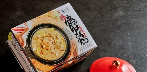 中央工廠亦負責產製多樣的電商商品,包含湯底及麵食醬料等。 (照片提供:老四川) 中央工廠亦負責產製多樣的電商商品,包含湯底及麵食醬料等。 (照片提供:老四川)