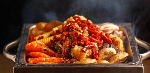 「麻辣鱷魚鍋/烤魚鍋」湯頭鹹香微酸,更帶有食材的自然鮮甜。(照片提供:芭達桑原住民主題餐廳) 「麻辣鱷魚鍋/烤魚鍋」湯頭鹹香微酸,更帶有食材的自然鮮甜。(照片提供:芭達桑原住民主題餐廳)