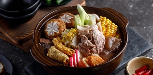 「馬告酸白菜山豬鍋」採用自家發酵的酸白菜為基底,風味酸香。(照片提供:芭達桑原住民主題餐廳) 「馬告酸白菜山豬鍋」採用自家發酵的酸白菜為基底,風味酸香。(照片提供:芭達桑原住民主題餐廳)