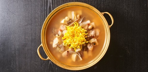 菊花栗子鍋採用的菊花與栗子均盛產於秋冬時節,適合搭配雞湯入菜。 菊花栗子鍋採用的菊花與栗子均盛產於秋冬時節,適合搭配雞湯入菜。