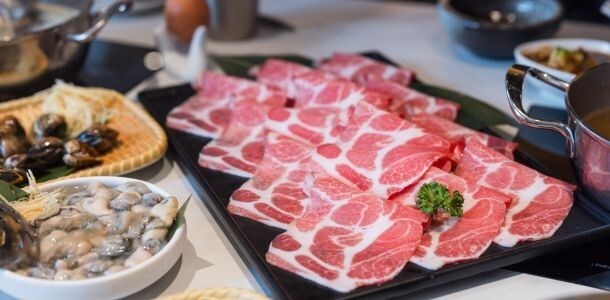 花膠火鍋適合搭配各種肉類及海鮮,不需沾醬,直接品嘗湯底與食材的細緻風味。 花膠火鍋適合搭配各種肉類及海鮮,不需沾醬,直接品嘗湯底與食材的細緻風味。