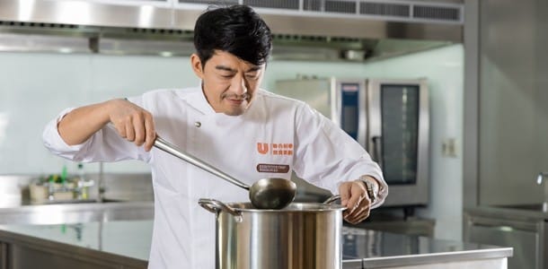 聯合利華飲食策劃行政主廚柯品全Benson,示範火鍋業者必備的三大類母湯製作。 聯合利華飲食策劃行政主廚柯品全Benson,示範火鍋業者必備的三大類母湯製作。