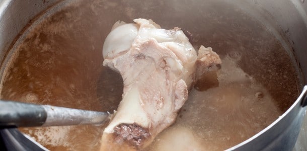 肉味母湯需長時間熬煮,方能釋放濃醇風味。 肉味母湯需長時間熬煮,方能釋放濃醇風味。