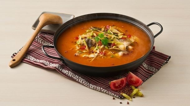 紅酸湯鍋酸香開胃,魚片嫩滑鮮美,獨特風味相當受到食客喜愛。 紅酸湯鍋酸香開胃,魚片嫩滑鮮美,獨特風味相當受到食客喜愛。