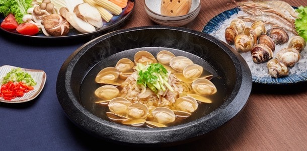 尋常火鍋清湯底變身酸菜蛤蠣鍋,讓餐廳好評與翻桌率一起提升。 尋常火鍋清湯底變身酸菜蛤蠣鍋,讓餐廳好評與翻桌率一起提升。