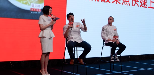 聯合利華飲食策劃台灣行政主廚柯品全(中)、產品應用廚務顧問吳俊威(右),提供了高效省時的後廚解決方案。 聯合利華飲食策劃台灣行政主廚柯品全(中)、產品應用廚務顧問吳俊威(右),提供了高效省時的後廚解決方案。