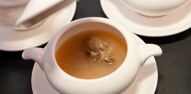 胡椒豬肚雞鍋的湯底胡椒香味迷人,雞肉鮮嫩,令現場嘉賓食指大動。 胡椒豬肚雞鍋的湯底胡椒香味迷人,雞肉鮮嫩,令現場嘉賓食指大動。