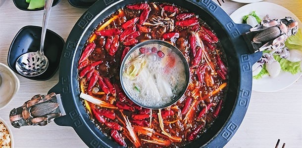 夏天吃酸辣火鍋可以幫助刺激味蕾提振食慾。 夏天吃酸辣火鍋可以幫助刺激味蕾提振食慾。